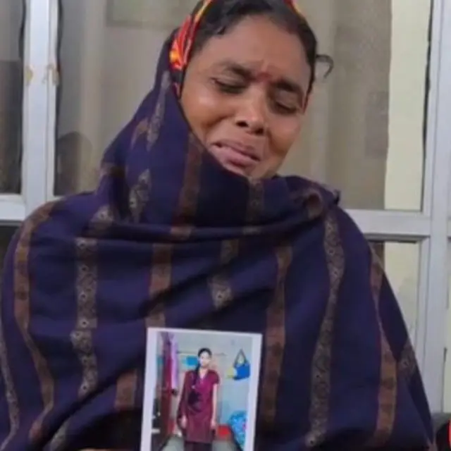 पुष्पा को याद कर रोतीं उसकी मां रेखा देवी