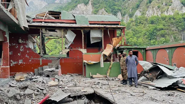 Pakistan askerleri Muzaffarabad'da vurulan bir camideki yıkımı inceliyor