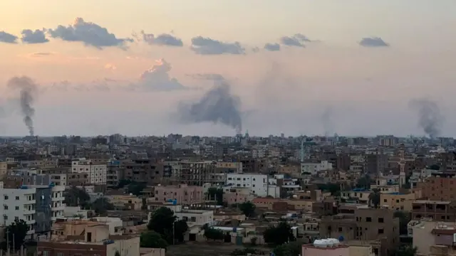 Sudan'ın başkenti Hartum'un genel görüntüsü. Çatışmalar nedeniyle dumanlar yükseliyor
