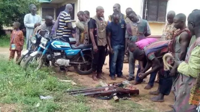 Awọn eeyan kan pejọ lati bọ ogun, wọn to oniruuru ibọn ibilẹ jọ, wọn n se etutu
