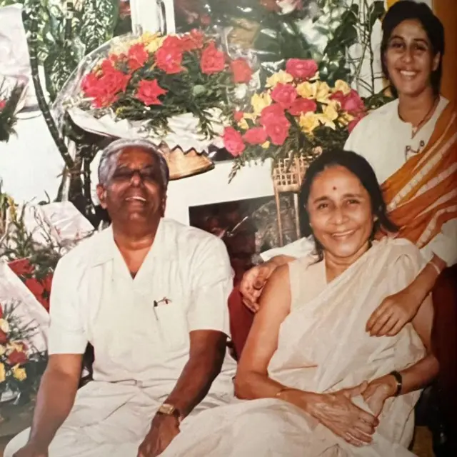 स्मिता पाटील आपल्या आईवडिलांसोबत