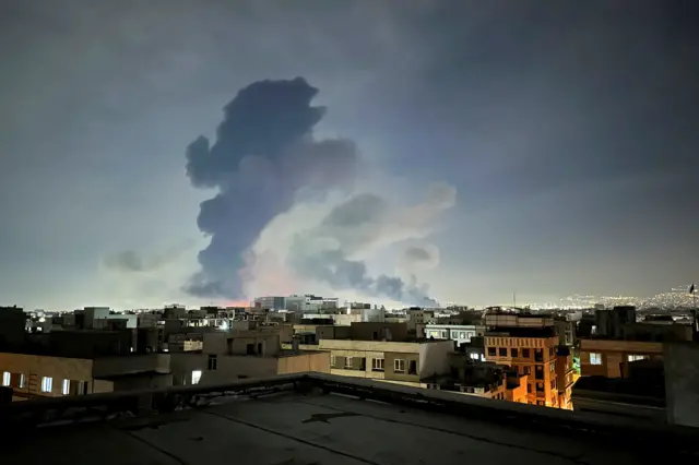 तेहरानमा विस्फोटनपश्चात् धुवाँ उडेको दृश्य