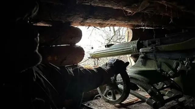 প্রাচীন ম্যাক্সিম মেশিনগান, শত্রুর দিকে নজর রাখছে