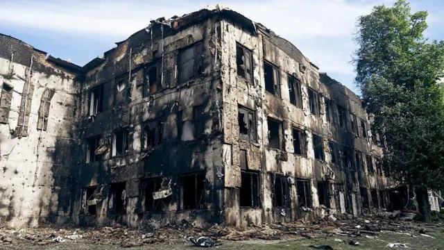 Пошкоджена будівля Сумського університету після атаки Росії 