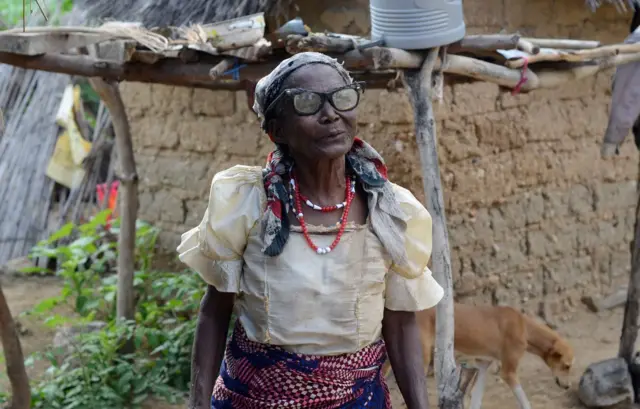 Amina Sarki, seorang perempuan berusia 98 tahun di Nigeria, memiliki toilet yang dibangun di halamannya sebagai bagian dari proyek untuk menghentikan praktik buang air besar sembarangan