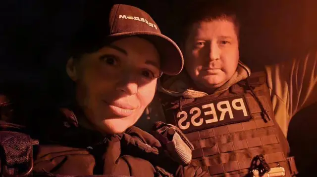 Воєнна кореспондентка телеканалу "FreeДом" Олена Губанова та оператор Євген Кармазін