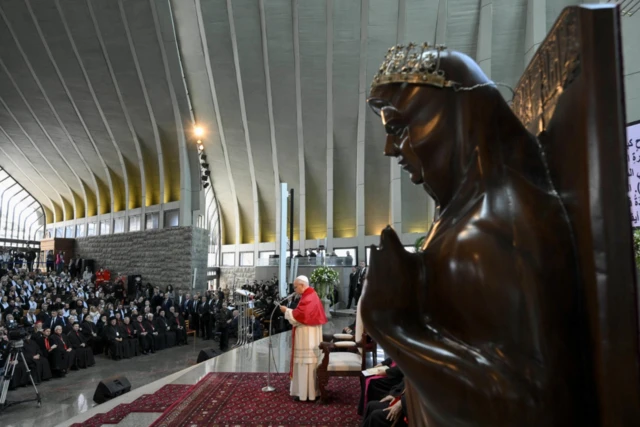 البابا لاون الرابع عشر يدعو رؤساء الطوائف المسيحية والمسلمة في لبنان إلى التغلب على العنف ورفض الإقصاء 