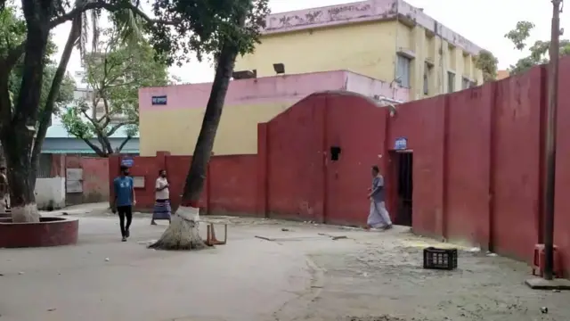 হামলার পরদিন ২০শে জুলাই কারাগারের ভেতর অবাধে ঘোরাফেরা করছেন কয়েদিরা 