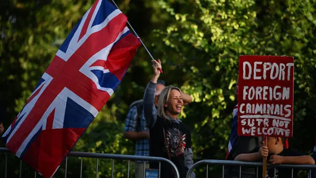 অবৈধ অভিবাসনের বিরুদ্ধে ২০২৫ সালেও যুক্তরাজ্যে বিক্ষোভ হয়েছিল