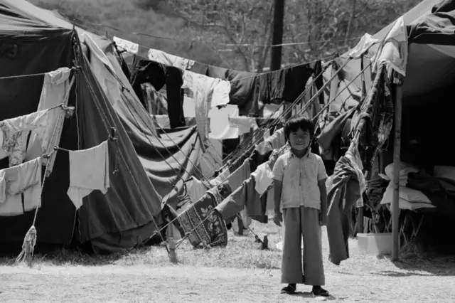 Một em bé miền Nam Việt Nam trong trại tị nạn Pendleton ở California vào năm 1975