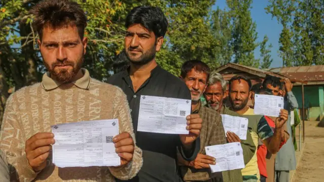 जम्मू-कश्मीर के एक मतदान केंद्रों पर वोटिंग के लिए लाइन में खड़े मतदाता