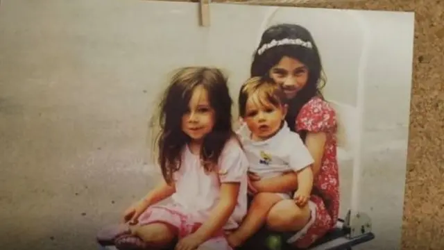 Molly Russell y sus hermanas.