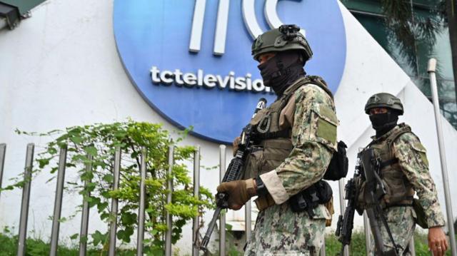 La policía frente al canal TC