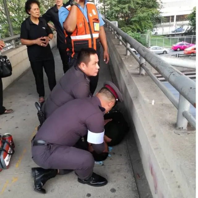 เจ้าหน้าที่ตำรวจจาก สน. ดอนเมือง ขณะปั๊มหัวใจชายในชุดทหาร กลางสะพานลอย