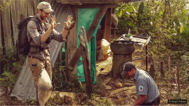 Glenn Seeholzer (à gauche) a essayé de localiser un oiseau insaisissable qui pourrait aider à expliquer comment les nouvelles espèces se développent