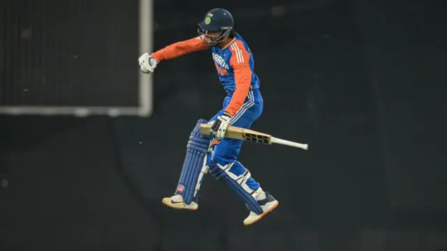 तिलक वर्मा सेंचुरियन के मैच में शतक बनाने के बाद खुशी मनाते हुए 