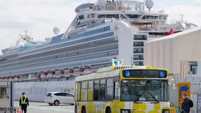 জাপানের উপকূলে কোয়ারেন্টিন জাহাজ থেকে আরোহীদের নামিয়ে আনার অনুমতি দেয়া হয়েছে।