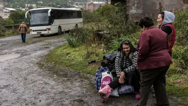 Çatışmalar sürerken siviller Dağlık Karabağ'dan Ermenistan'a kaçtı