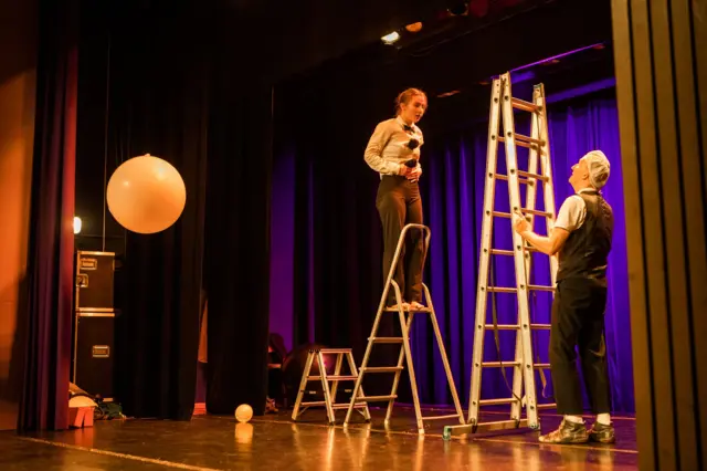 Dos actores improvisan en un escenario