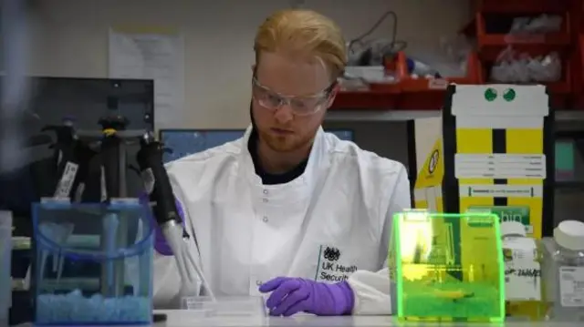 Homem trabalhandoviver de apostas onlinelaboratório