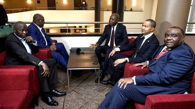 Abatavuga rumwe na leta ya Kongo bavuga ko hazoshika itariki 15/11/2018 bahisemwo uwuzobaserukira mu matora y'umukuru w'igihugu ca Kongo. Uvuye i bubamfu uja i buryo: Vital Kamerhe, Felix Tshisekedi, Adolphe Muzito, Moise Katumbi na Jean-Pierre Bemba