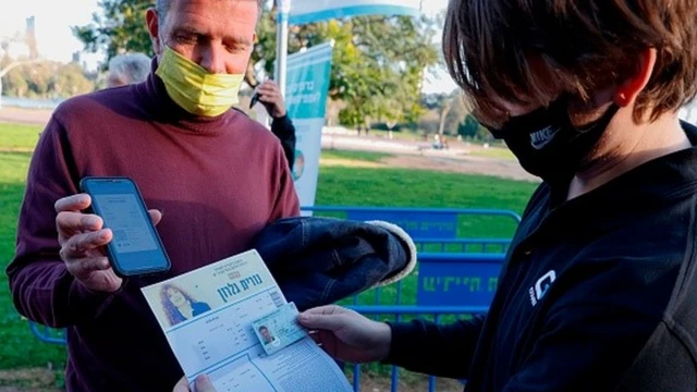 Homem mostra passaporte da imunidadejogo esportes da sorteIsrael