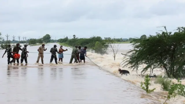 నెల్లూరు జిల్లా పెరమన వద్ద బైక్ మీద వెళ్తున్న వ్యక్తి వరదలో కొట్టుకుపోవడంతో రక్షించిన స్పెషల్ పార్టీ పోలీసులు