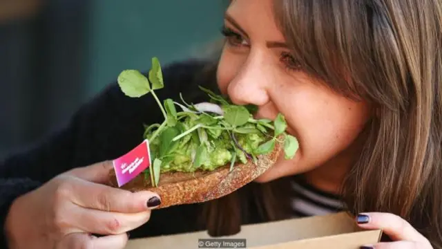 Rõ ràng là một lát bánh mỳ nướng avocado lại lẹm thêm vào tiền để dành mua nhà đối với thế hệ 8X 9X