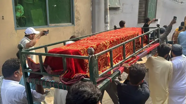 حمیرا اصغر، تدفین، لاہور