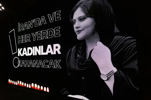 بیلبوردی که بر رویش نوشته شده «در ایران و همه جای جهان، زنان پیروزند» که در مراسم خانه معماران ترکیه در روز ۱۱ مهر پارسال برای کشته شدن مهسا امینی برگزار شد