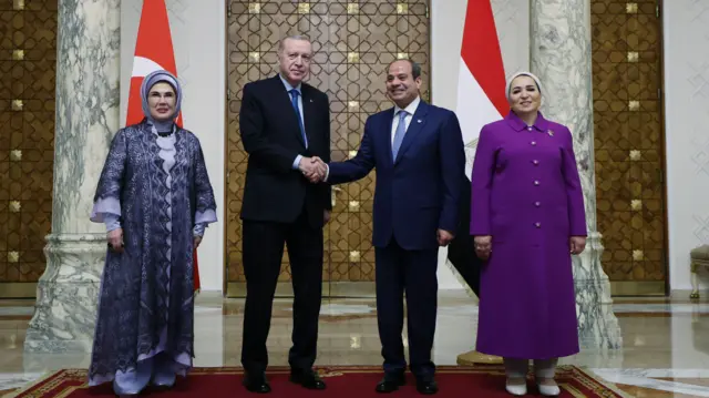 Cumhurbaşkanı Recep Tayyip Erdoğan ve Mısır Cumhurbaşkanı Abdulfettah es-Sisi, eşleri Emine Erdoğan ve Entissar Amer ile birlikte fotoğraf çektirdi 