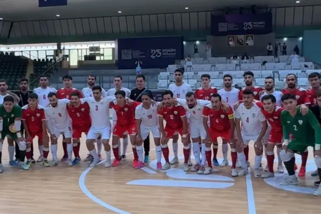 بازیکنان افغانستان با لباس سرخ و بازیکنان ایرانی با لباس سفید مقابل کمره ایستاده و عکس گرفتند.