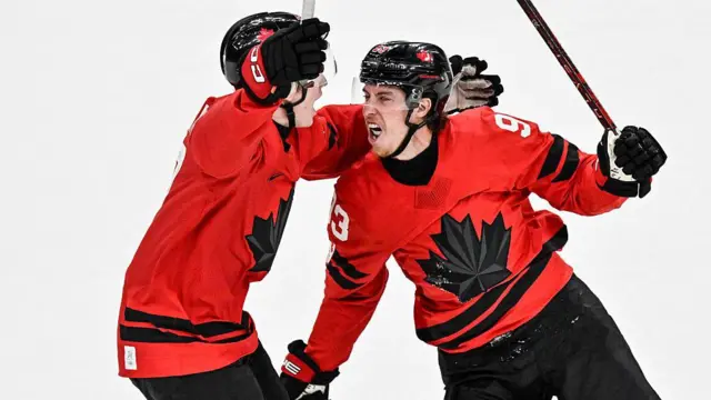 Канадские хоккеисты празднуют победную шайбу Митча Марнера в матче против чехов