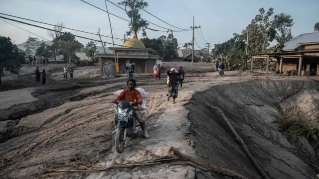 Penduduk berusaha menyelamatkan barang berharga mereka di Desa Kajar Kuning, Kabupaten Lumajang, Provinsi Jawa Timur, setelah Gunung Semeru meletus pada Senin (05/12).