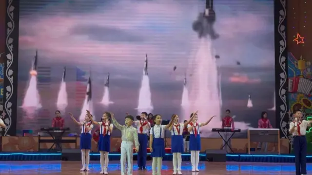 أطفال يرقصون