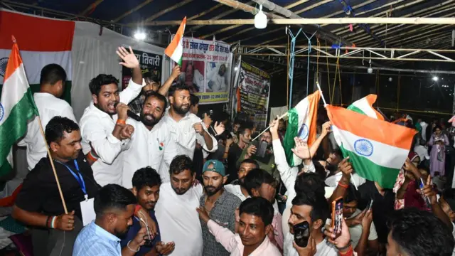 सीएम सोरेन की घोषणा के बाद छात्रों ने जश्न मनाया