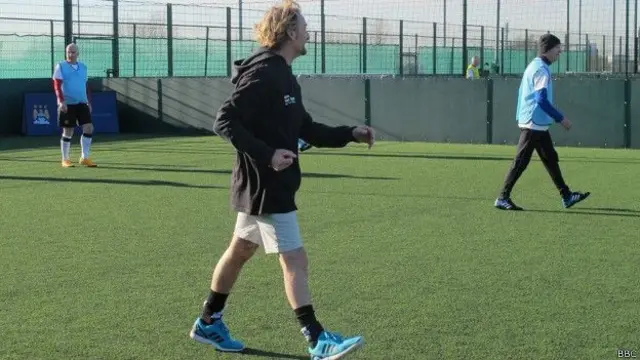 En el fútbol caminando no está permitido correr.
