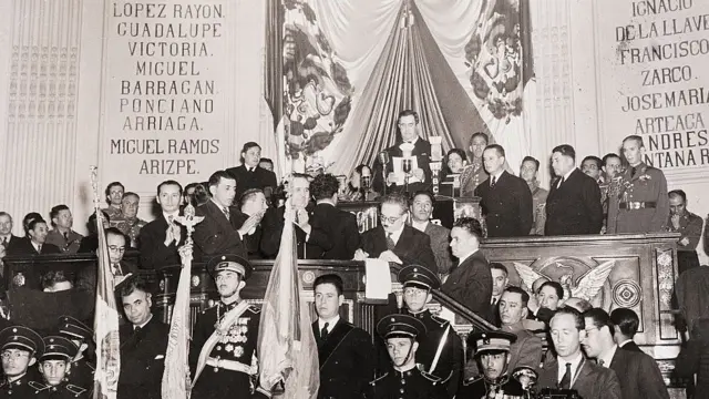 El presidente Manuel Ávila Camacho pronuncia un discurso sobre la guerra