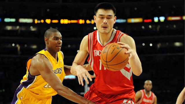 Yao Ming playing basketball.
