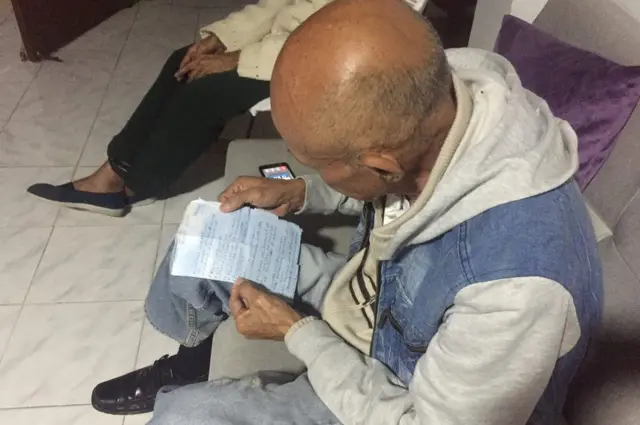 Esposo de Esperanza con sus apuntes