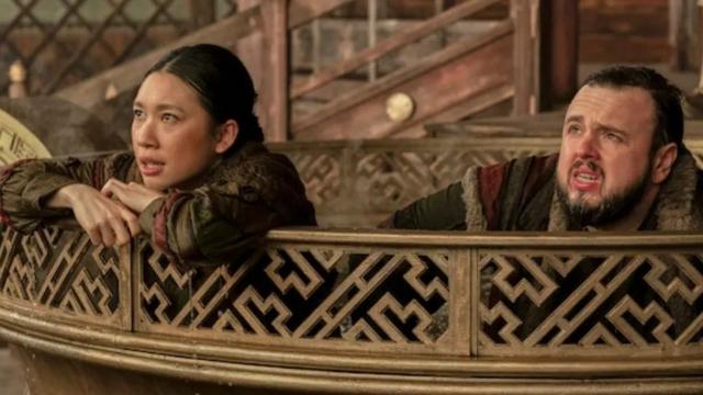 Jess Hong e John Bradley em cena da nova série