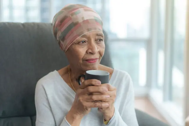 La radiothérapie conventionnelle consiste à exposer les tissus cancéreux à des radiations, généralement des rayons X, pendant au moins plusieurs minutes.