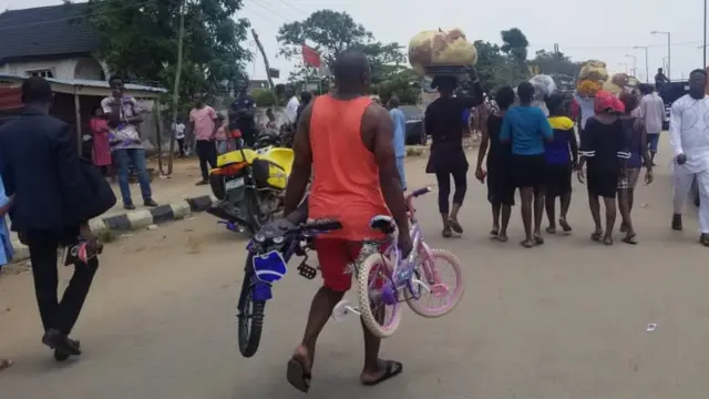 Ndị mmadụ na-ebupu ngwaahịa ha