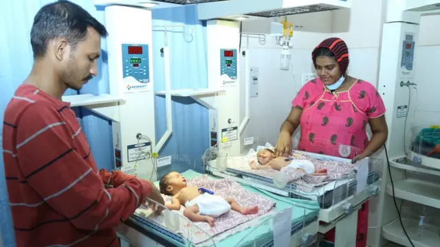 भाग्यलक्ष्मी आफ्ना दुई छोरी र पतिका साथ