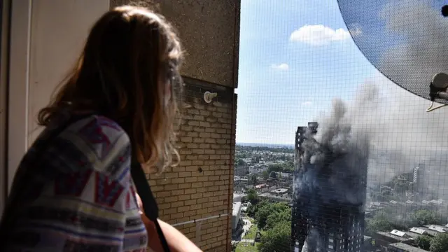 вид на горящий дом