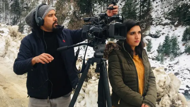 نامہ نگار فرحت جاوید اور کیمرہ مین نعمان خان