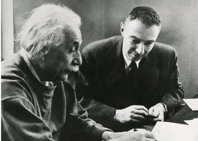 आइंस्टाइन के साथ रॉबर्ट ओपेनहाइमर
