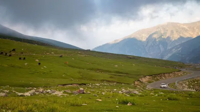 এই পীরপাঞ্জাল রেঞ্জই জম্মু ও কাশ্মীরকে আলাদা করেছে