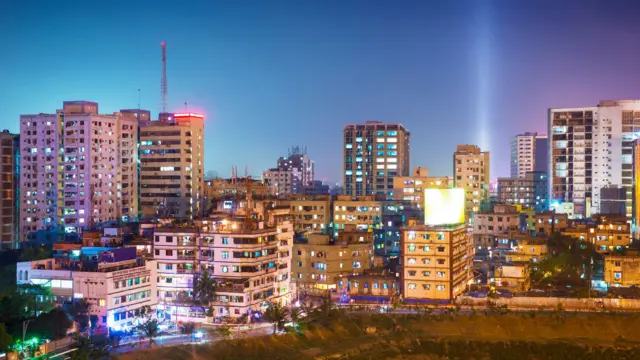 আলো দূষণের পরিমাণ সবচেয়ে বেশি বাংলাদেশের রাজধানী ঢাকায়। 