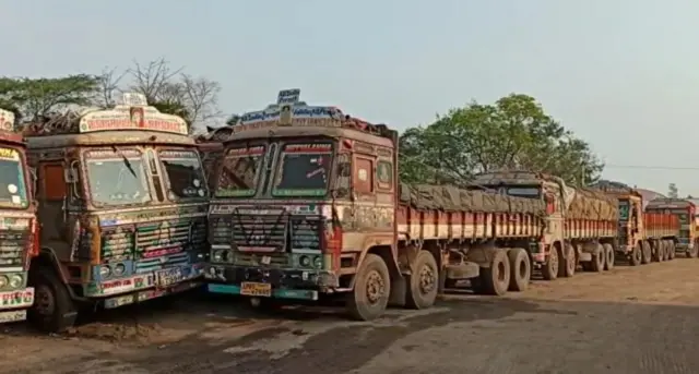 ట్యాక్సులు, చమురు ధరలు తగ్గిస్తే లారీ పరిశ్రమ కోలుకుంటుందని యజమానులు అంటున్నారు.